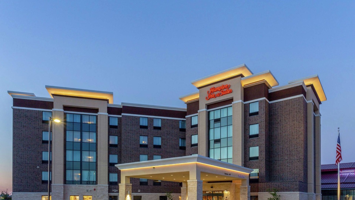 Burlington Hotel | Hampton Inn & Suites Burlington