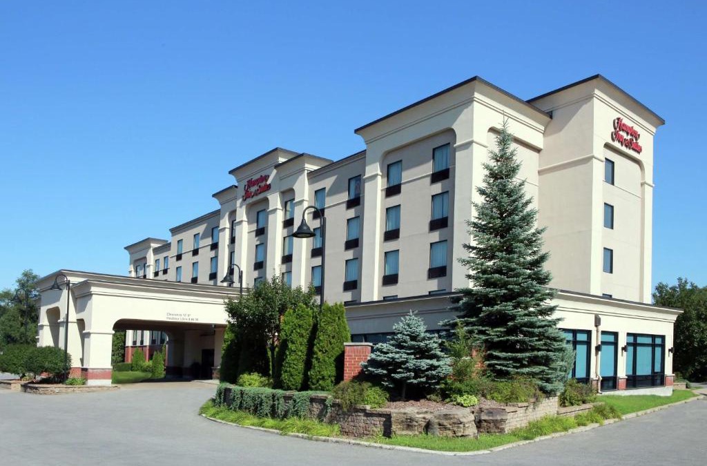 Laval Hotel | Hampton Inn & Suites Laval