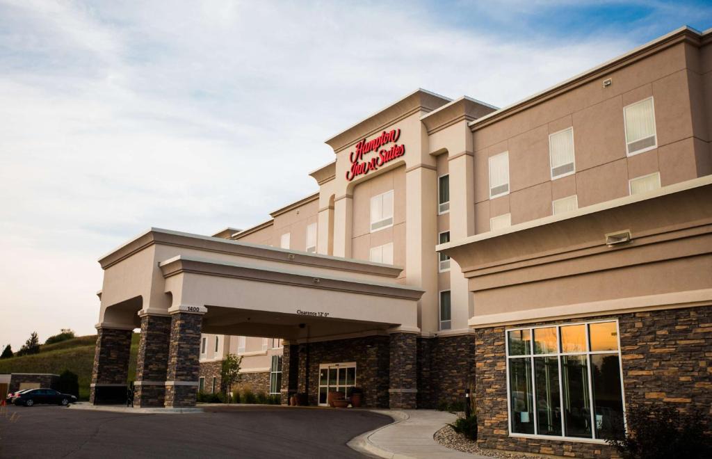 Minot Hotel | Hampton Inn & Suites Minot