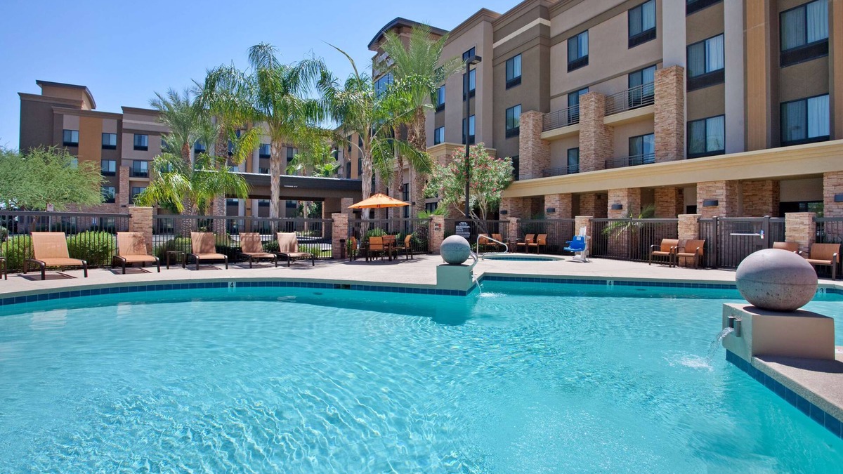 Glendale Sports and Entertainment District Hotel | Hampton Inn & Suites Phoenix Glendale-Westgate