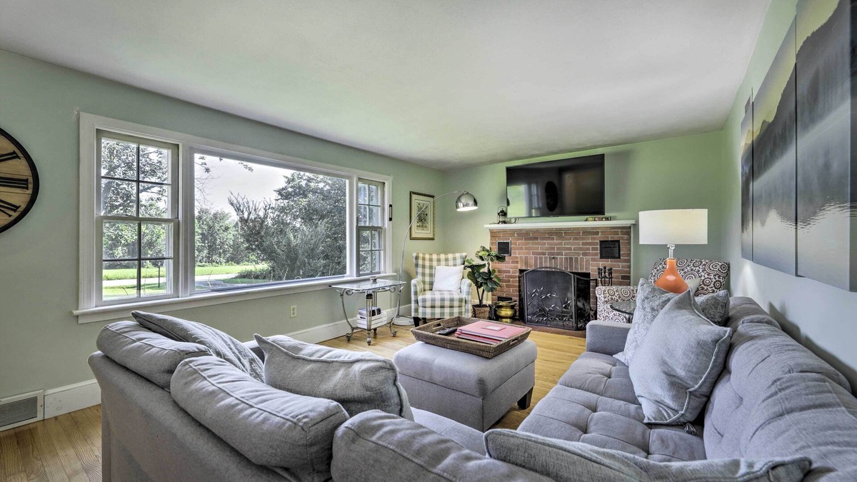 Hampton Hill Historic District Cottage | Hampton 'Quiet Corner Cottage' w/Fireplace & Yard