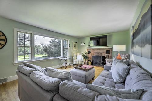 Hampton Hill Historic District House | Hampton Quiet Corner Cottage with Fireplace and Yard