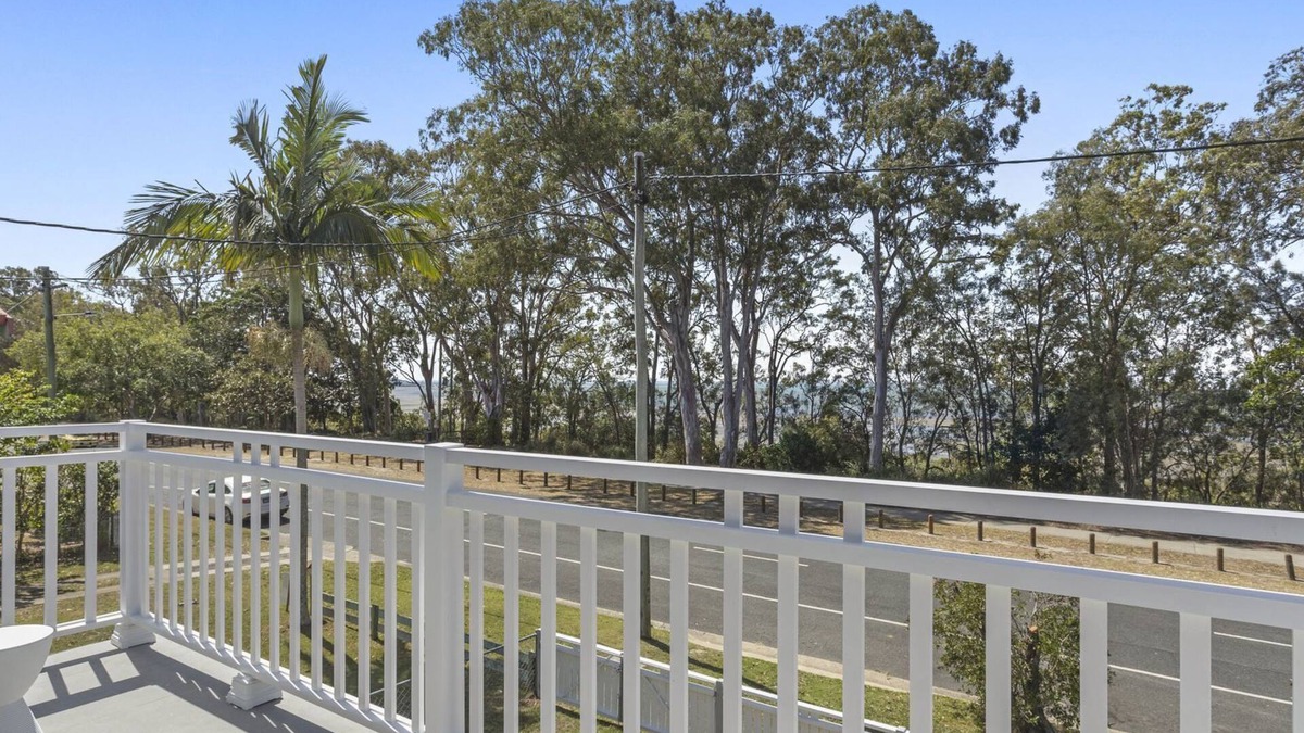 Deception Bay House | Hamptons at The Bay - waterfront getaway