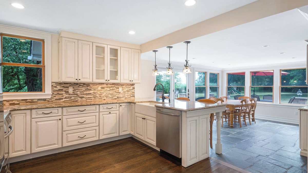 Remsenburg House | Hamptons Home! 3 bedroom/3 bath, 1.4 acres, South of S Country Rd, Remsenburg