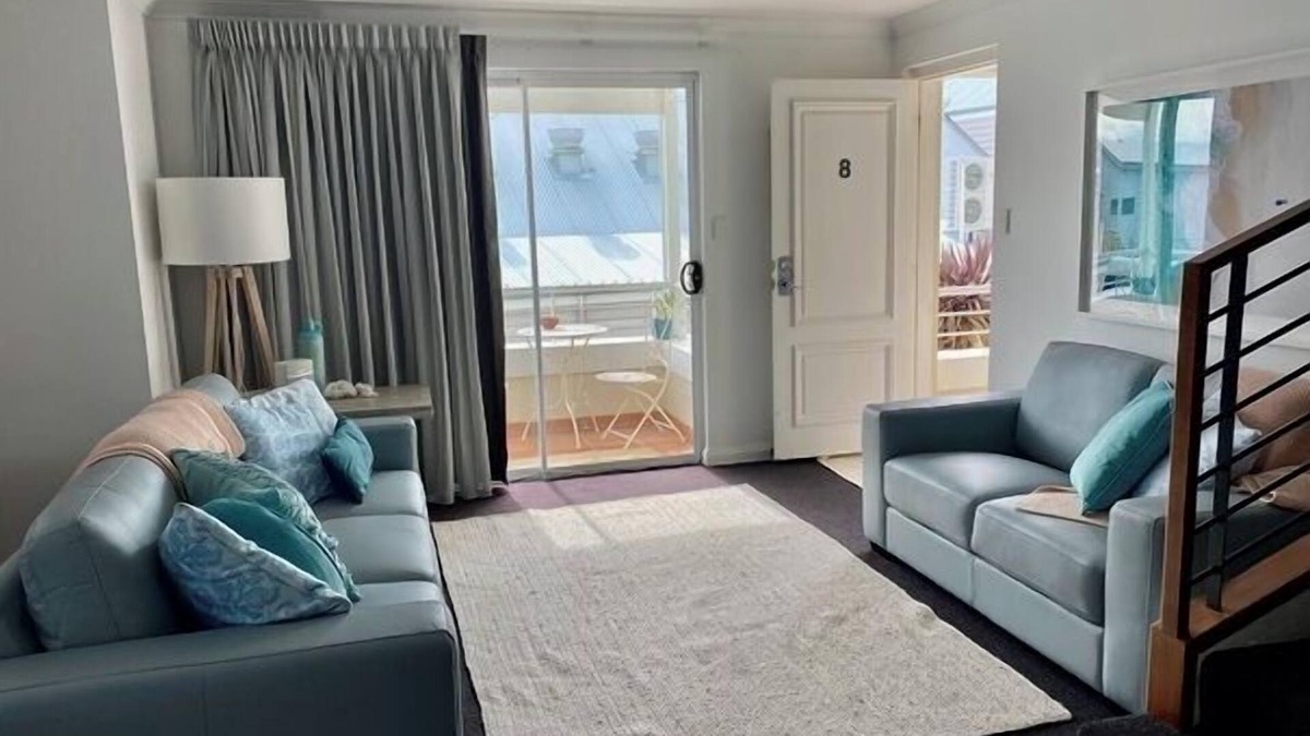Middleton Beach Apartment | Hamptons style two-story 3 bed, 2 bath apartment located at the heart of Binalup
