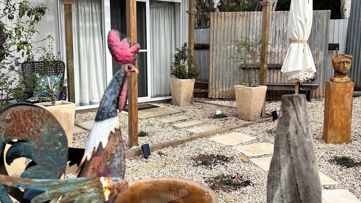 Strathalbyn Apartment | Hamptons style, studio retreat with light continental breakfast included