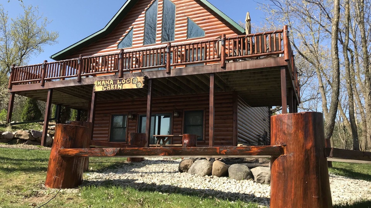 Baraboo Cabin | Hana Log Cabin near Devil's Lake