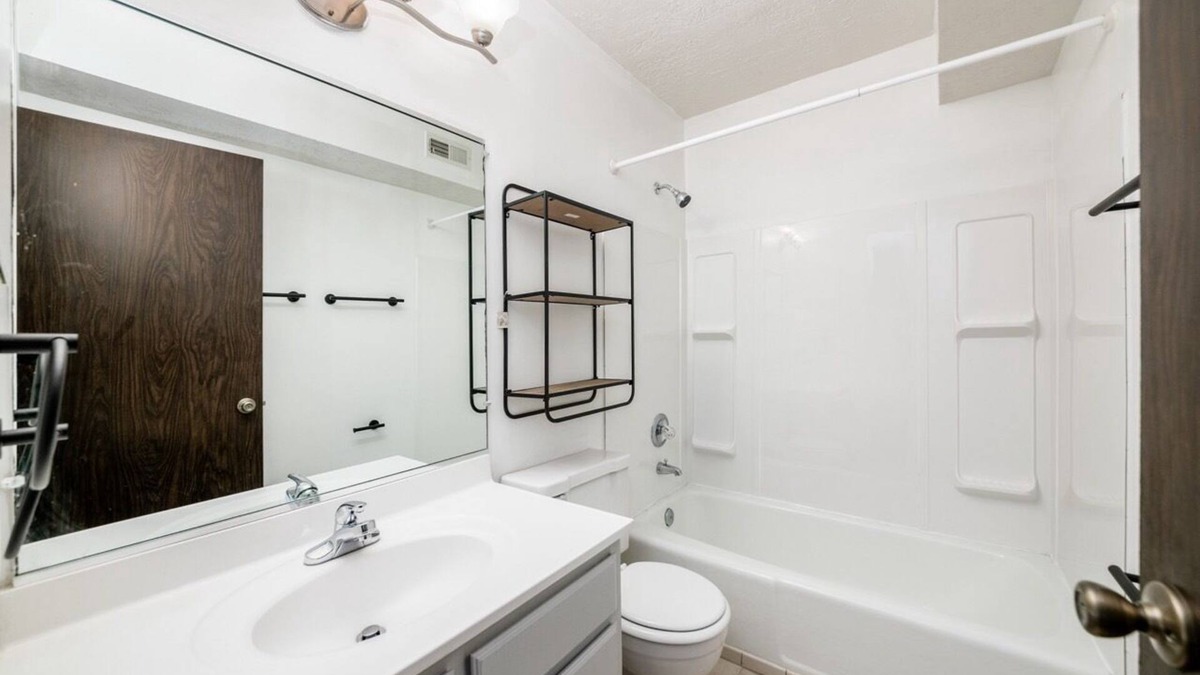 Northwest Columbus Apartment | Hancock Park Resort Style w/Pool, Parking & WIFI