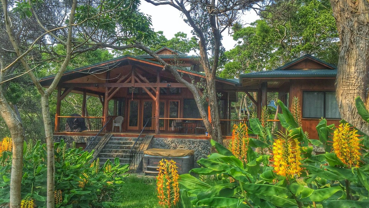 Volcano Cabin | Hand Crafted Luxury Home with Jacuzzi & Fireplace