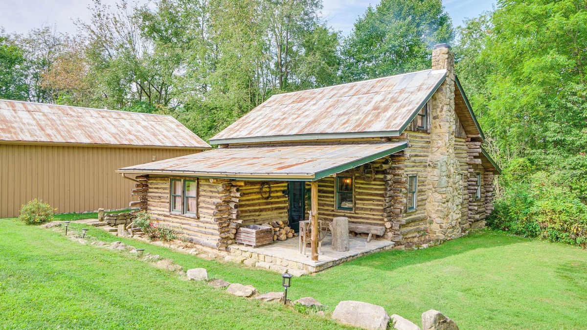 Paris Cabin | Handcrafted Log Cabin on 3 Acres: 14 Mi to Canton