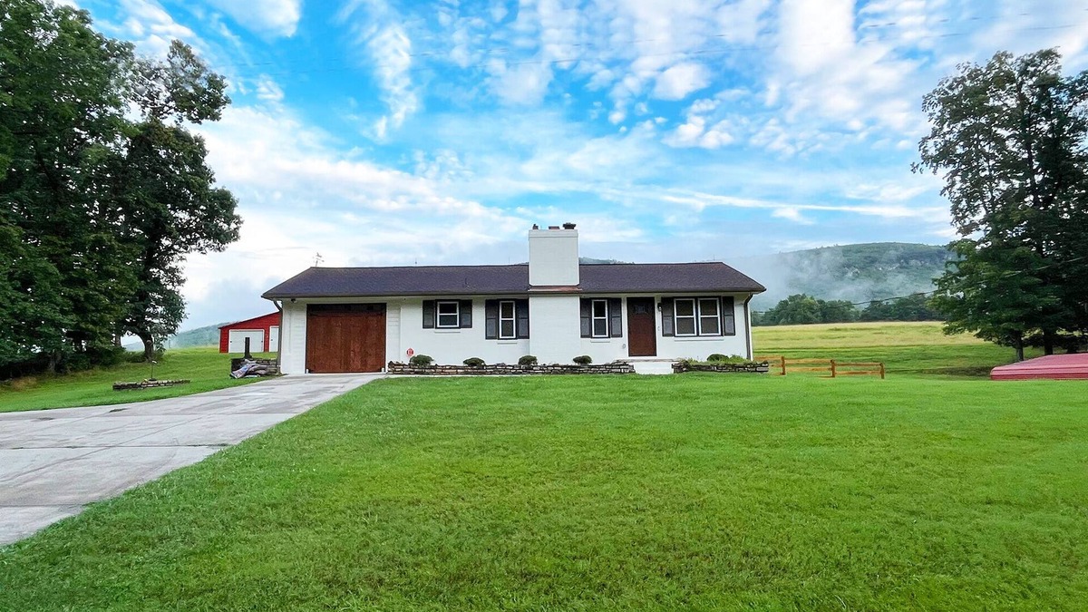 Stokes Cottage | Hanging Rock in the Backyard! Renovated Cottage 1 minute to park entrance