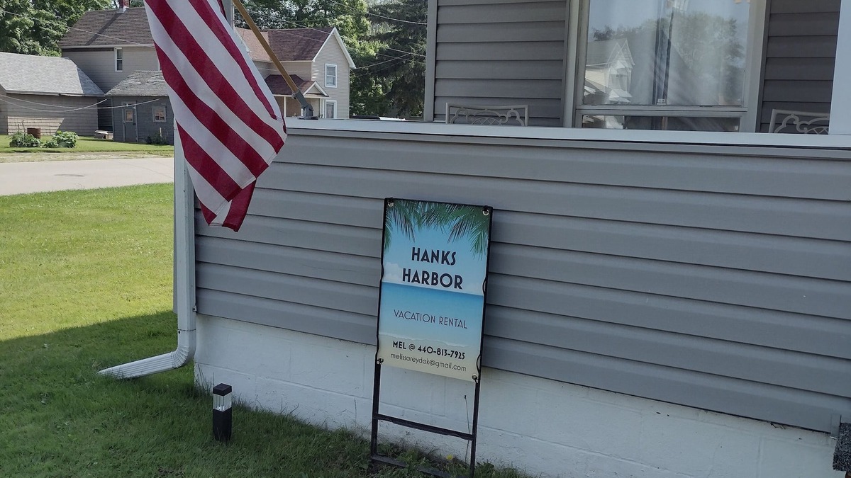 Conneaut House | Hanks Harbor, 1/4 mile to Lake Erie, Marina, Beach, local restaurants.