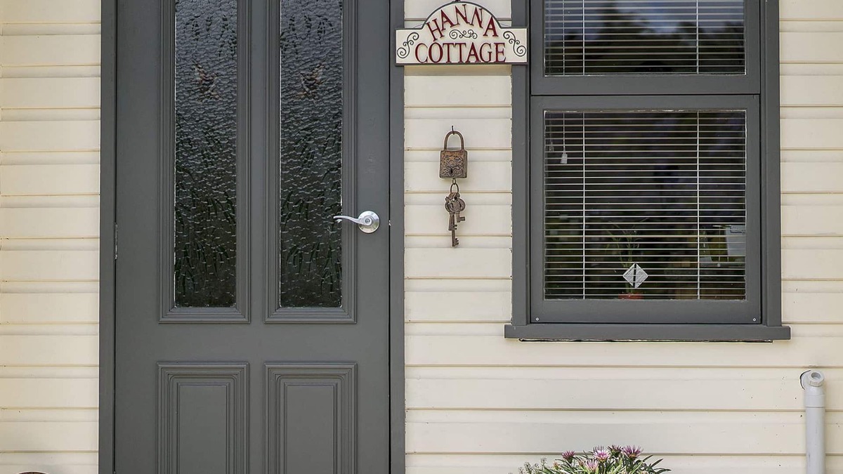 Ourimbah Cottage | Hanna Cottage at Cavanough House Private secluded valley native birdsong romance