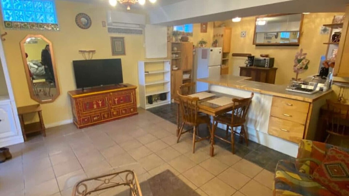 Castlegar Apartment | Hanna's Downtown Suite