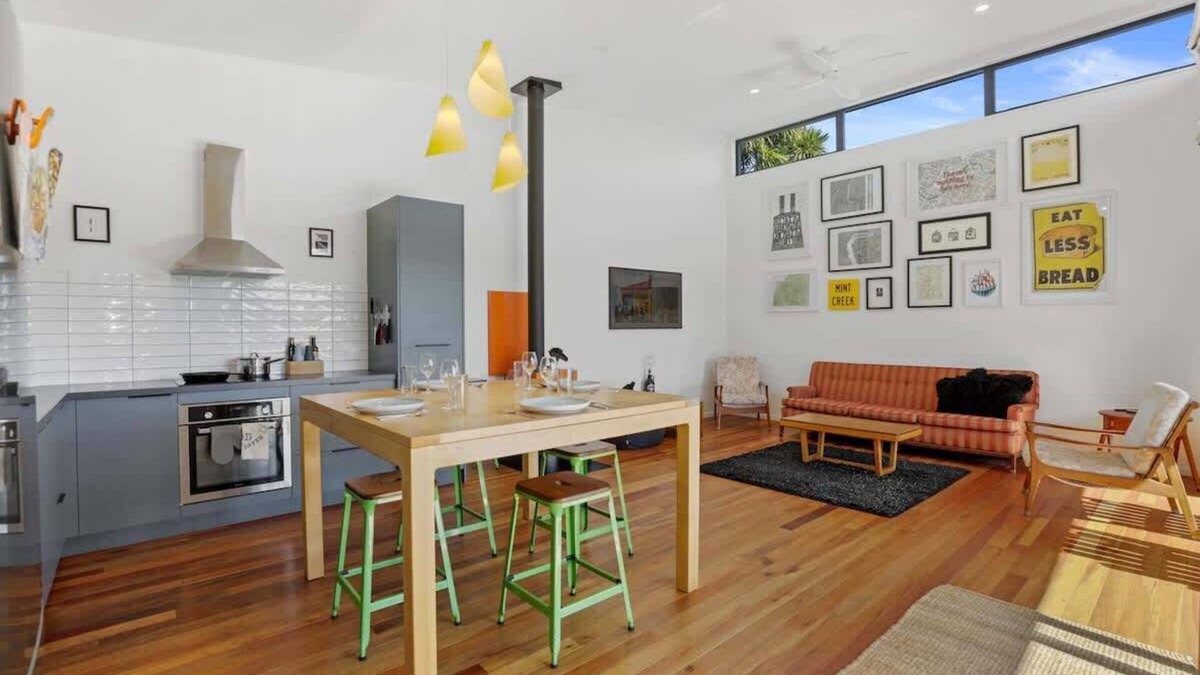 Hannahs Bay House | Hannah's Bay Hideaway | Modern & Funky by the Lake