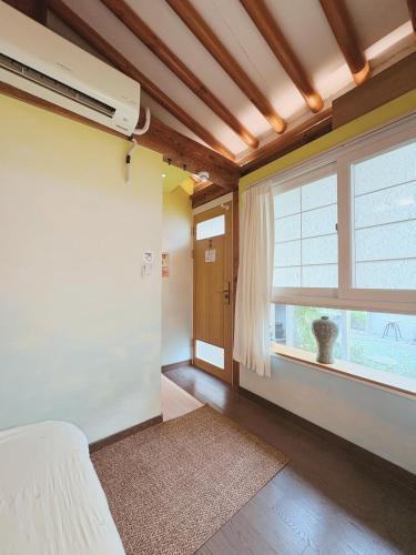 Sajik-dong House | 'Hanok Hanok' Boutique stay Hotel Seoul - 2min from Gyeongbokgung Palace station
