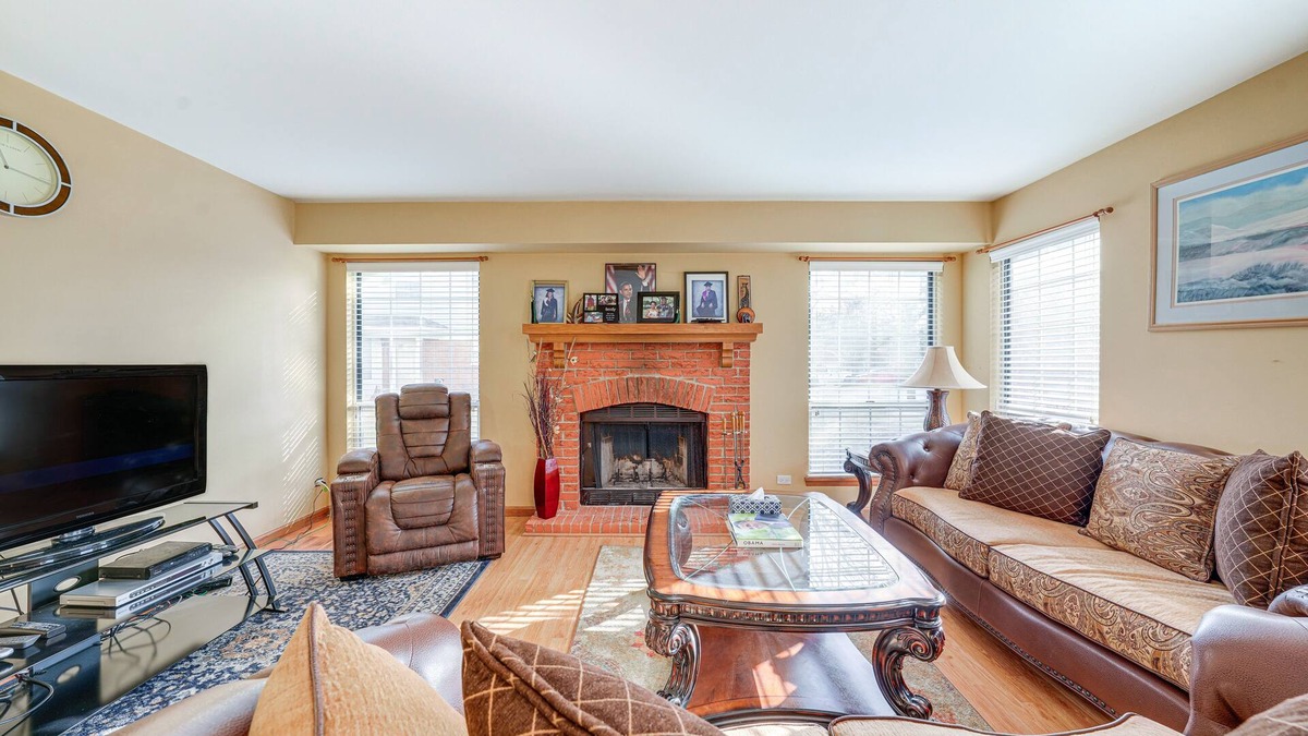 Bloomingdale House | Hanover Park Townhome w/Grill: 36 Mi to Chicago!