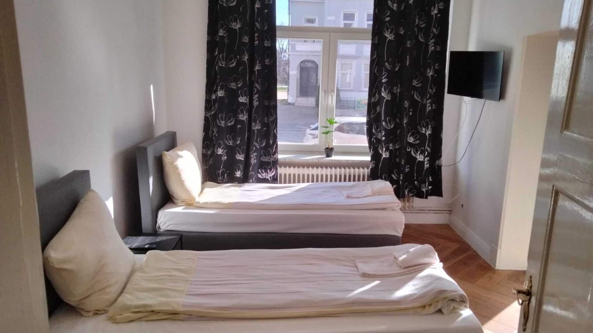 Neumuenster House | Hansaring 11 W1 - 3 bedrooms (with connecting room)