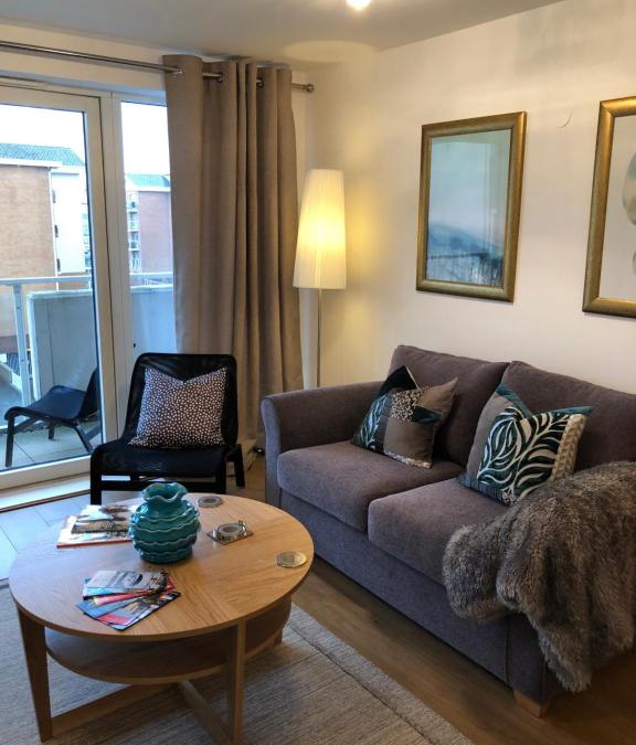Century Wharf Apartment | Hansen House Cardiff Apartment with Parking
