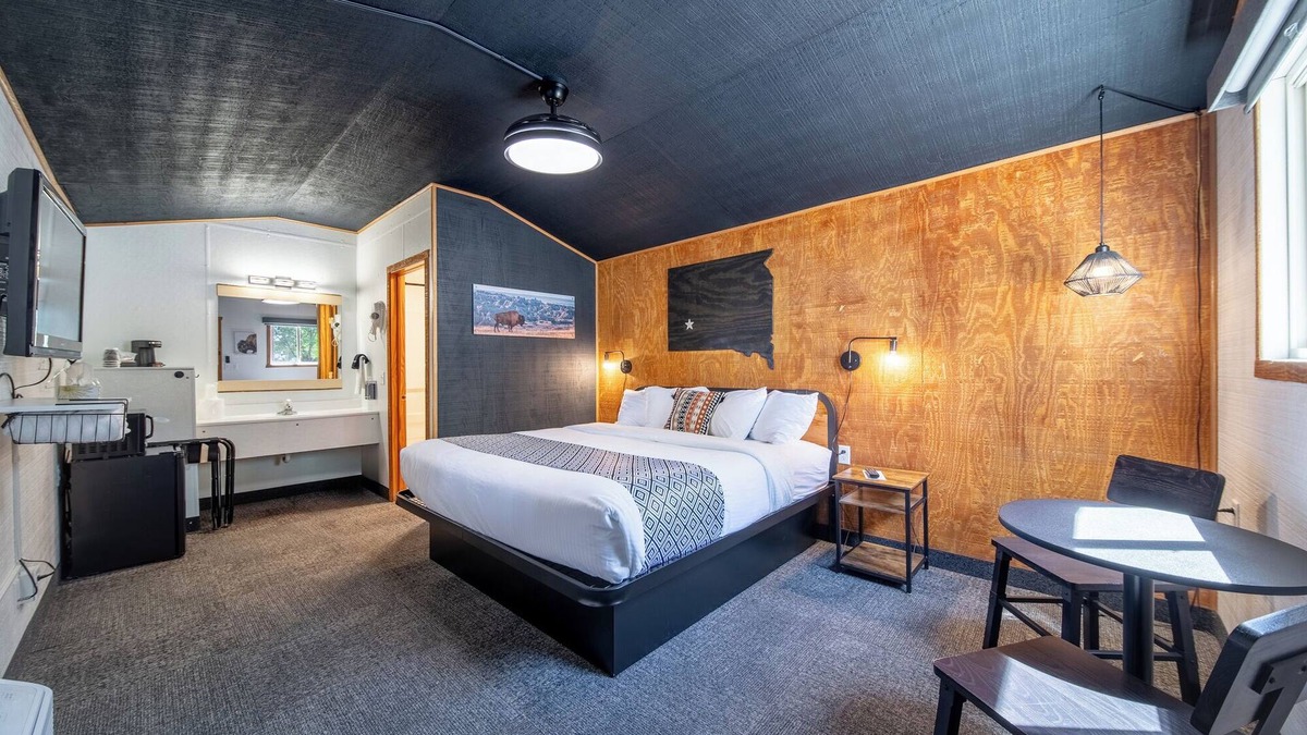 Pinnacles Entrance Badlands Hotel | Hansen Inn & Cabins, Cabin, Single King, Dog Friendly, No Smoking