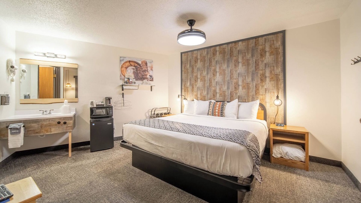 Pinnacles Entrance Badlands Hotel | Hansen Inn & Cabins, Room, Single King, Ground Floor, Dog Friendly, No Smoking