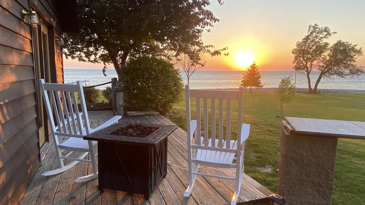 Sturgeon Bay Cabin | Hansen Shores on Sunset Point - 300 Ft Shoreline - Full Kitchen/sleeps 9