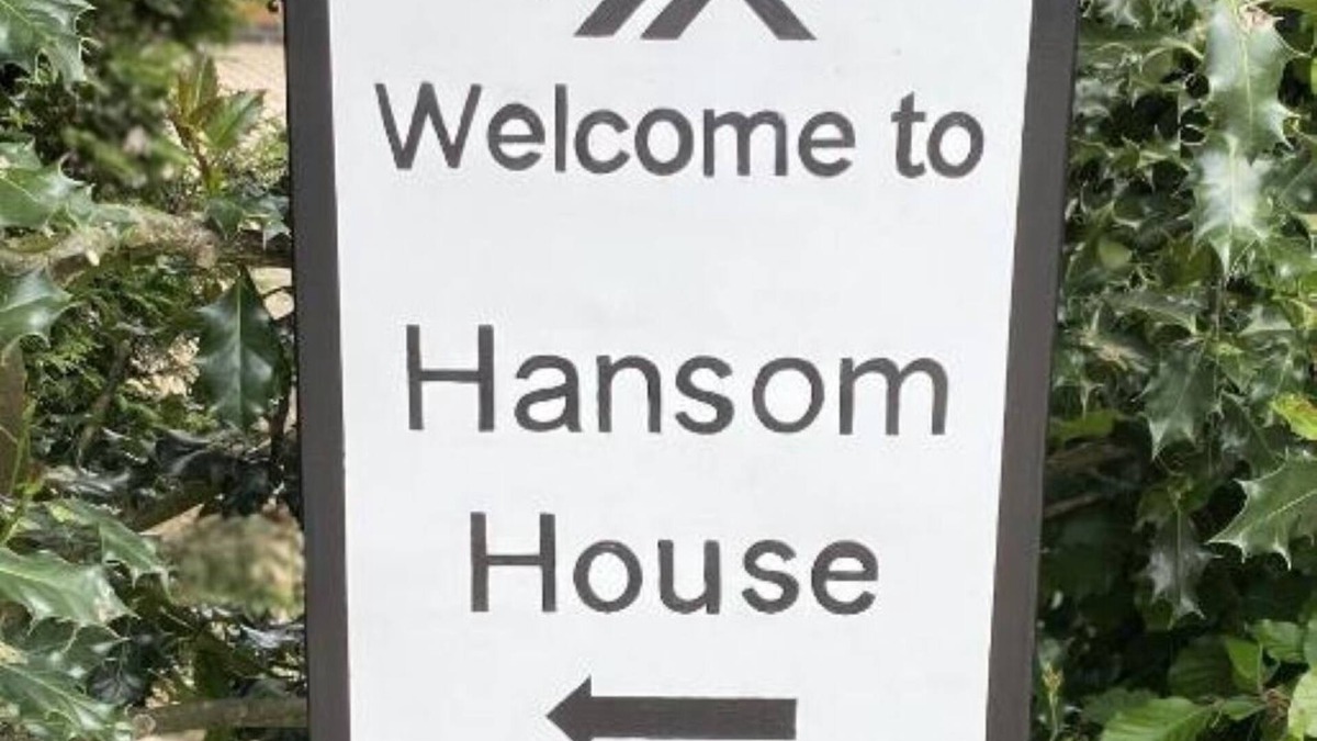 Hinckley Apartment | Hansom House beautiful furnished deluxe king size accommodation