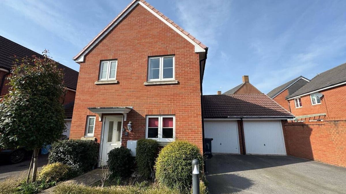 Swindon House | Hanwell House SN25 Long Stays Sleep 5 Free Parking
