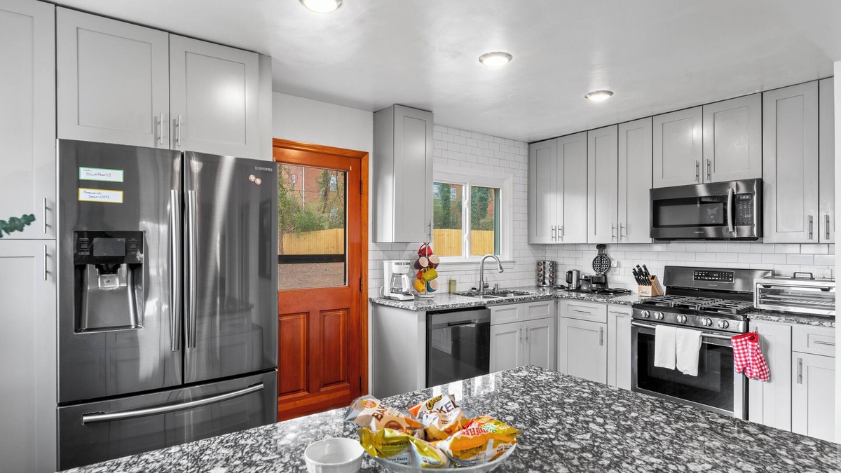 Hapeville House | Hapeville Hideaway - Relaxing yard, airport nearby