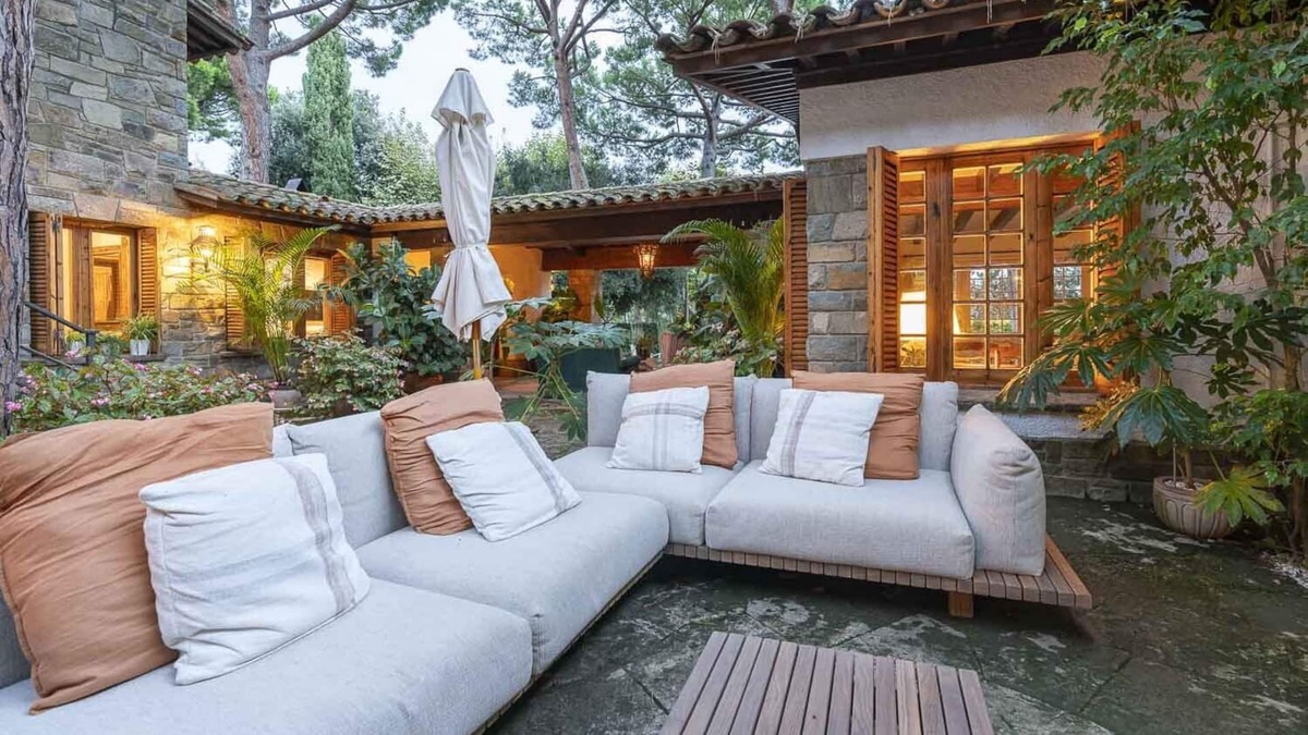 Premia de Dalt Villa | Happiness Can Be a Place
