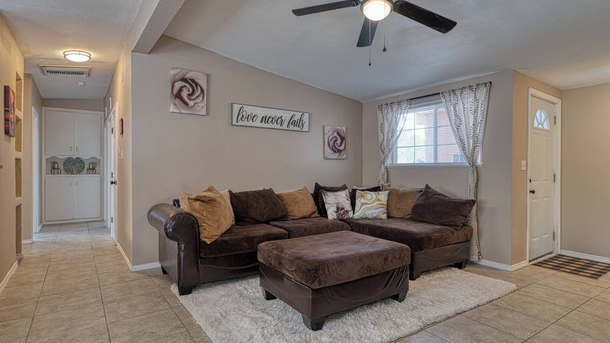 Northeast Heights House | Happy 4BR house in Albuquerque? Yes, please!