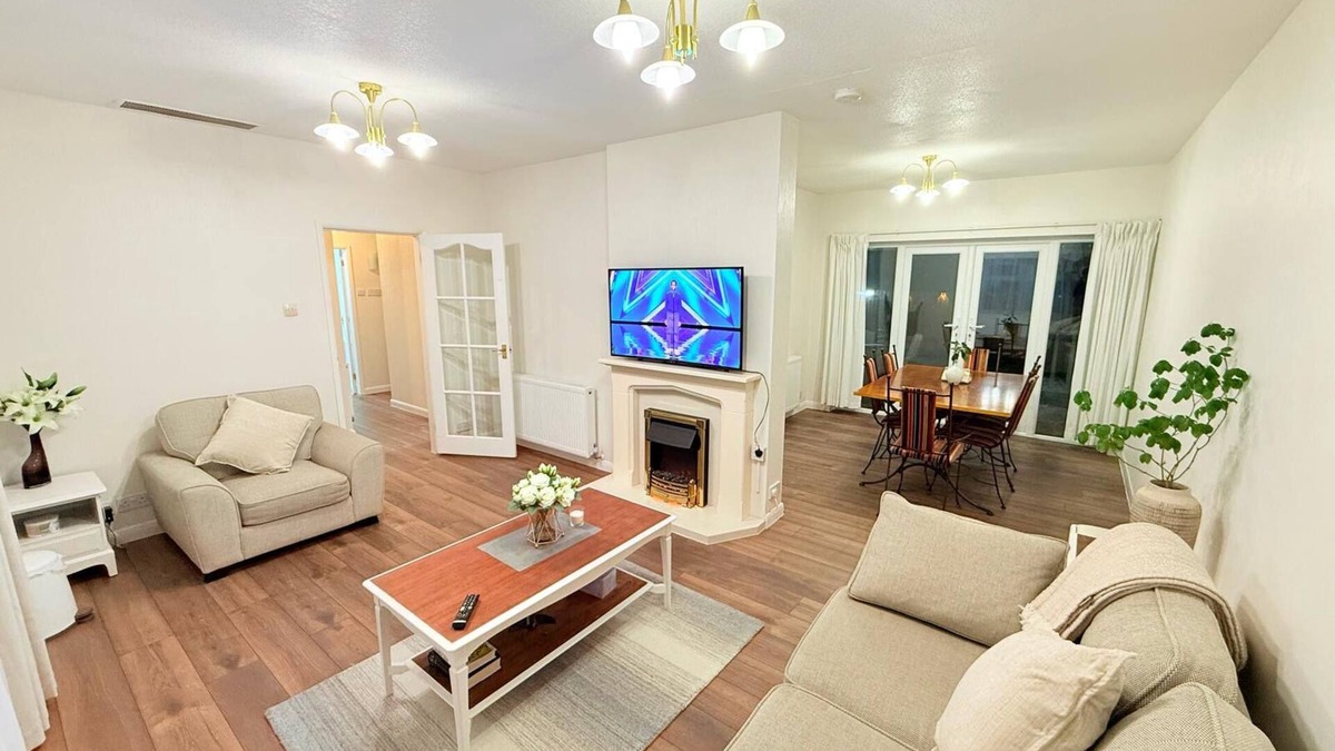 Coventry House | Happy Day in Coventry Next to the University of Warwick