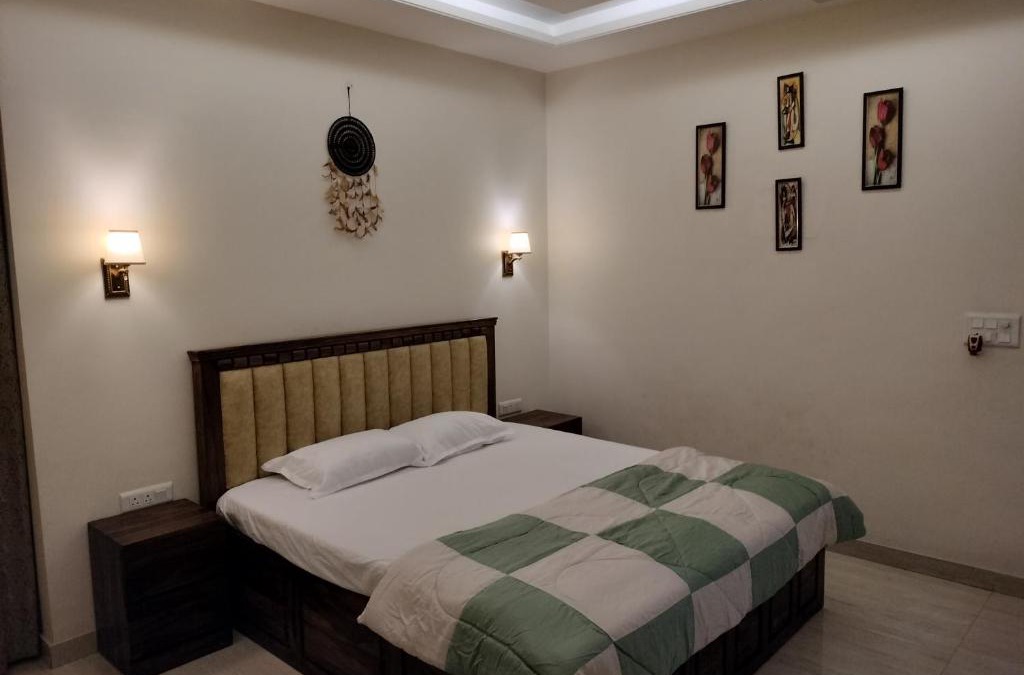 Greater Noida Villa | Happy Feet Homestay 15 mins distance from Expo Mart