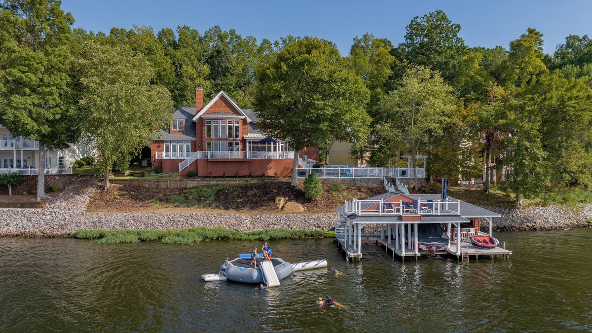 Macon House | "HAPPY GO LAKEY": Endless Views, Pool, Expansive Deck, Jump Platform, Water Toys