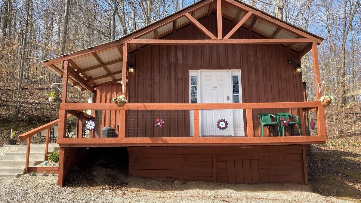 Cub Run Cabin | Happy Hills 🙂It’s a three bedroom one bath cabin with a side patio and garage