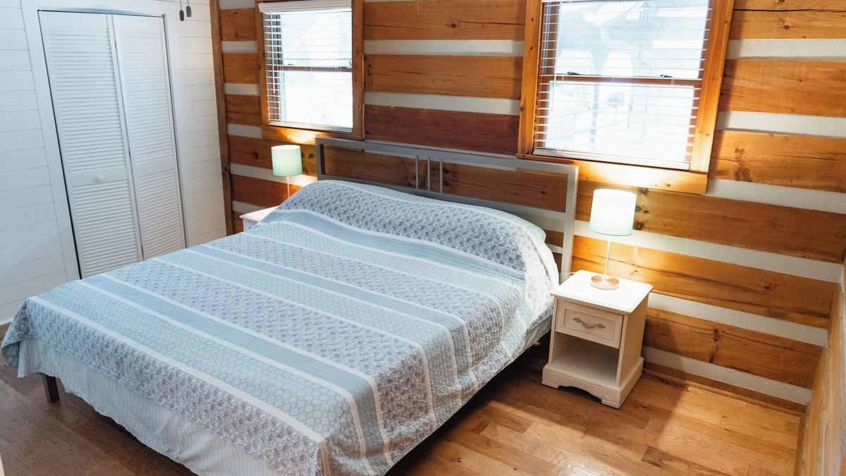Hermitage Cabin | "Happy Hollow" Modern Log Cabin - Cozy country retreat convenient to everything!