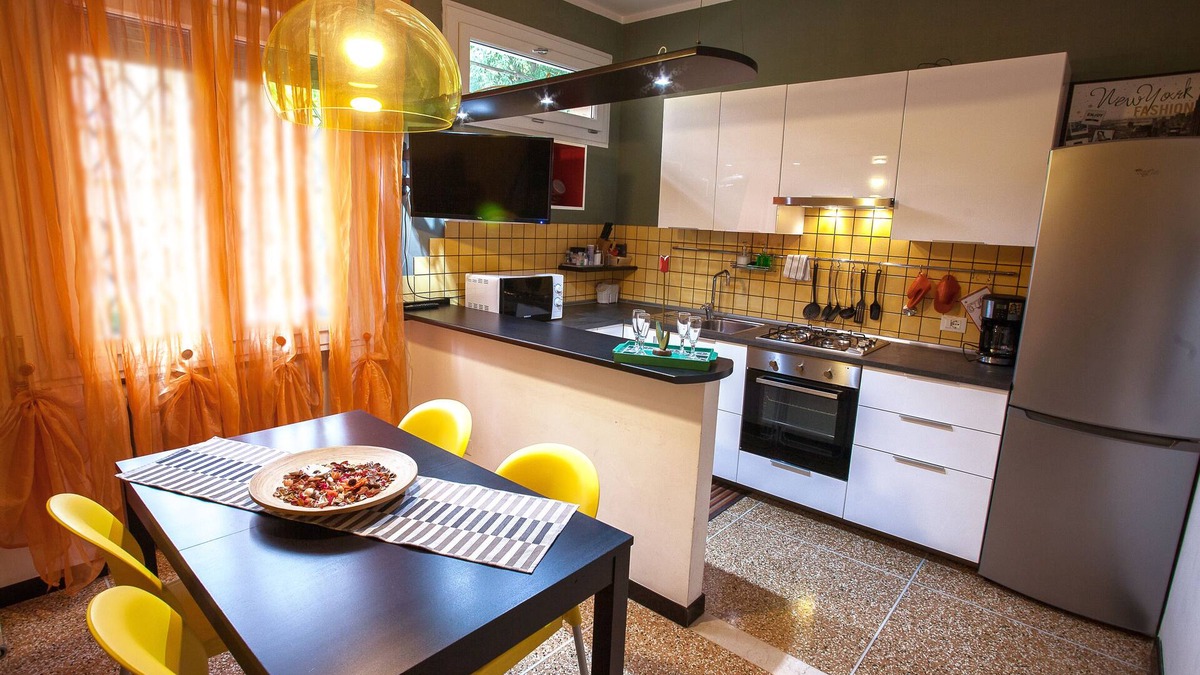 San Donato Apartment | HAPPY HOME BOLOGNA Cozy, quiet, Close to CITY CENTER and EXHIBITION, AC, WiFi