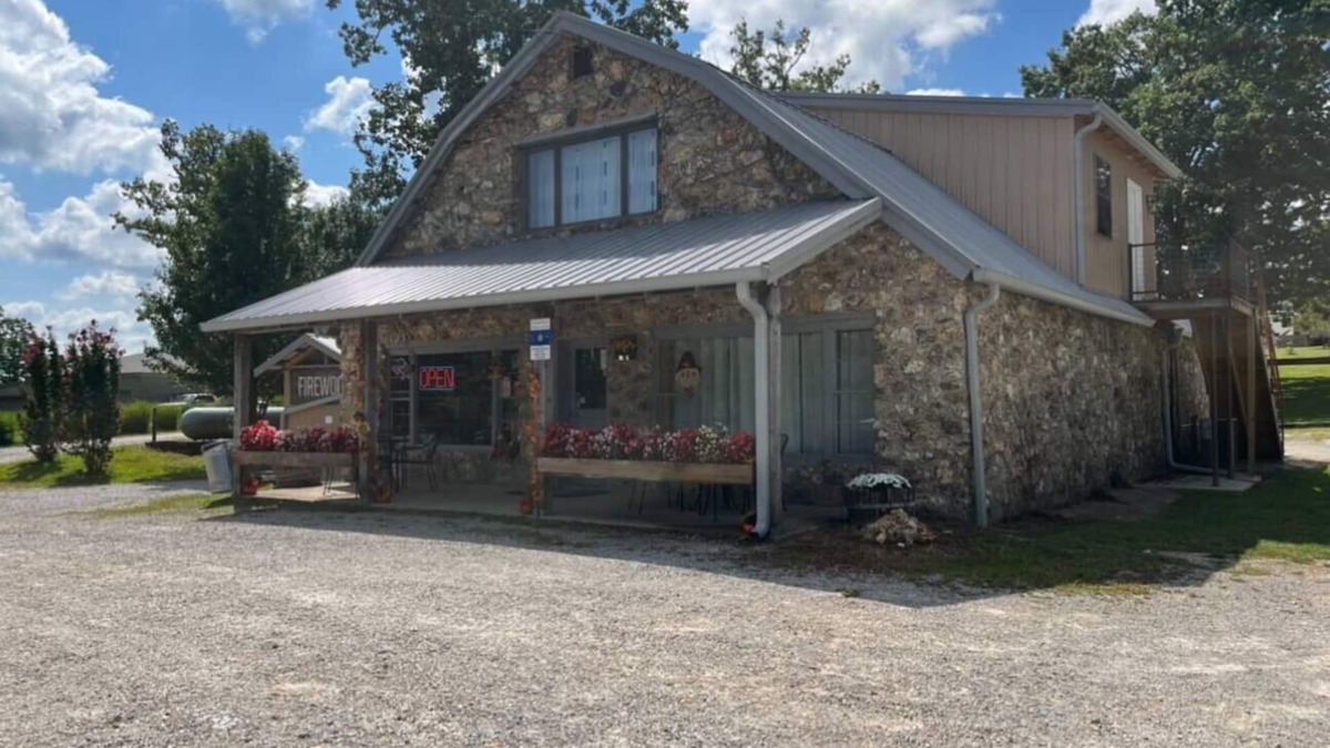 Hartshorn House | Happy Pappys - Store Cabin