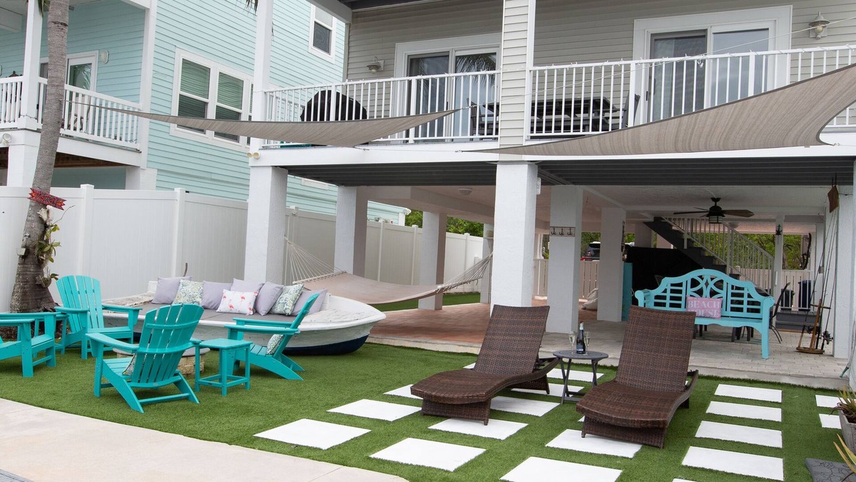 Sexton Cove Estates House | Happy Place Key Largo - Waterfront Vintage Coastal Cottage