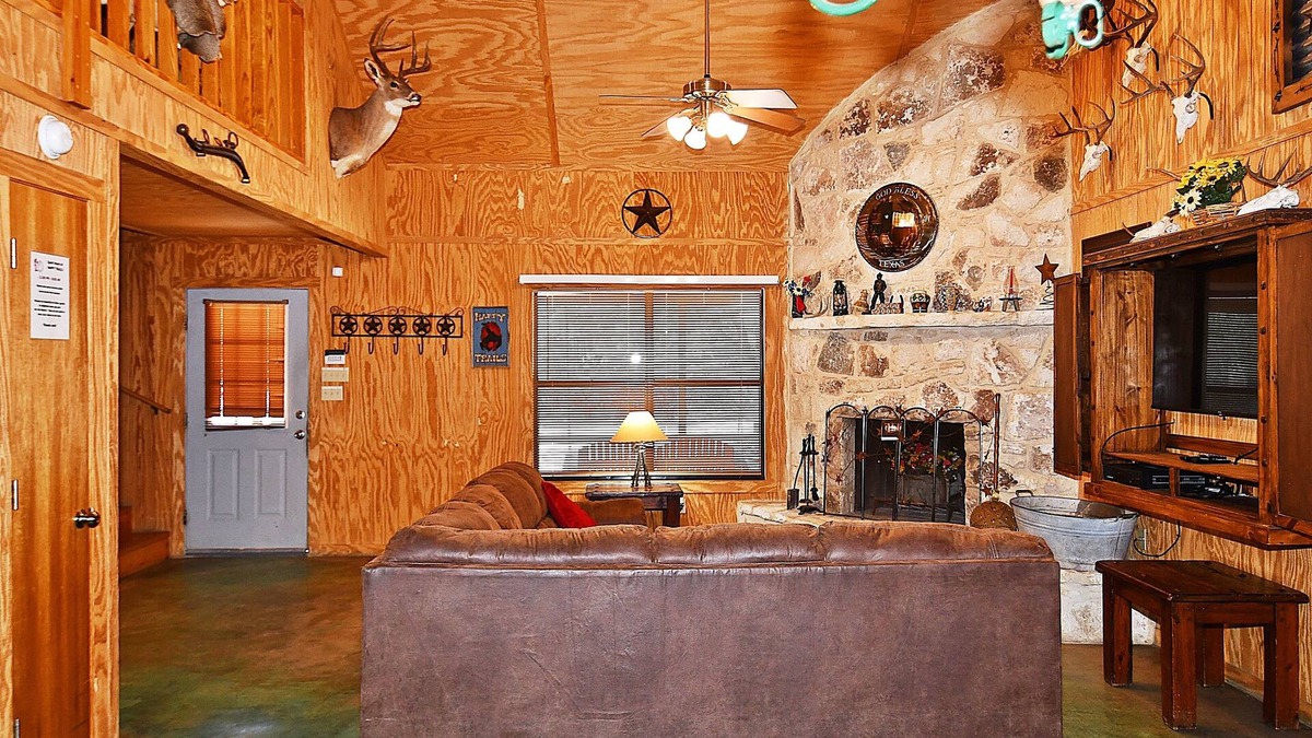 Garze House | Happy Trails, Private Pool, River Access @ Frio River Vacation Rentals