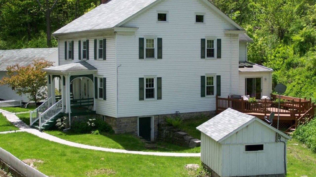 Port Matilda House | Happy Valley retreat - whole house, large living room, EV charger