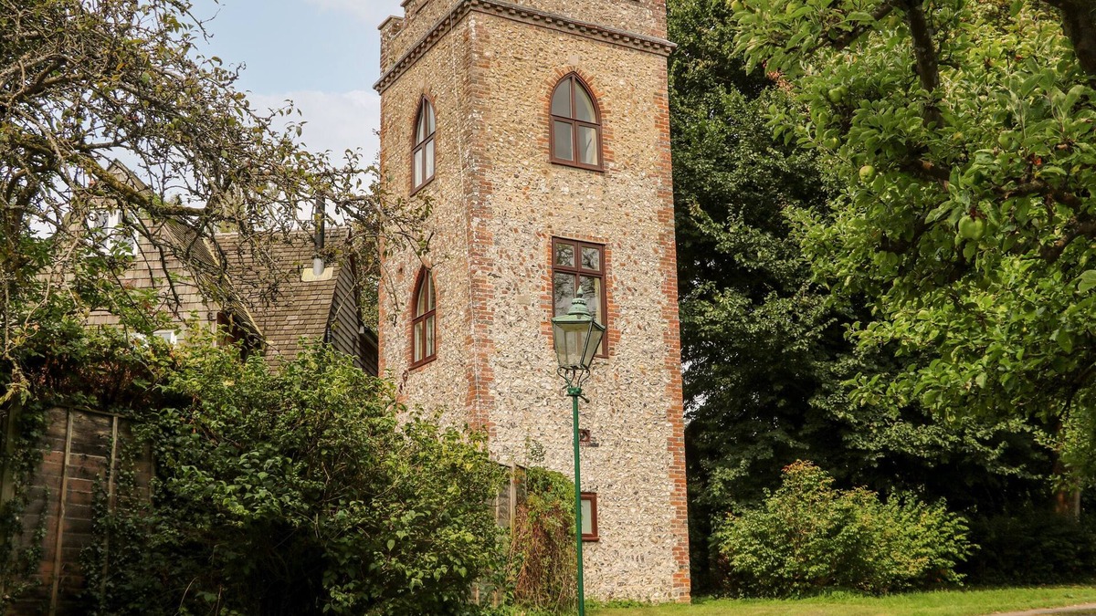 Waterlooville House | HAPTON FOLLY, romantic, character holiday cottage in Hambledon