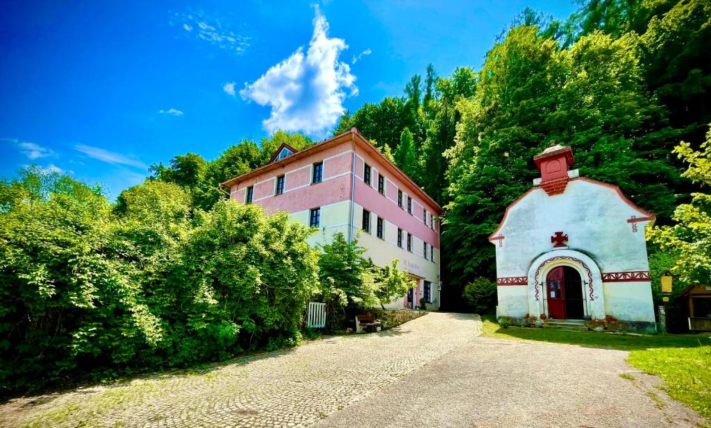 Kostelec nad Orlici Hotel | HARABURDI® Recyclart Hotel