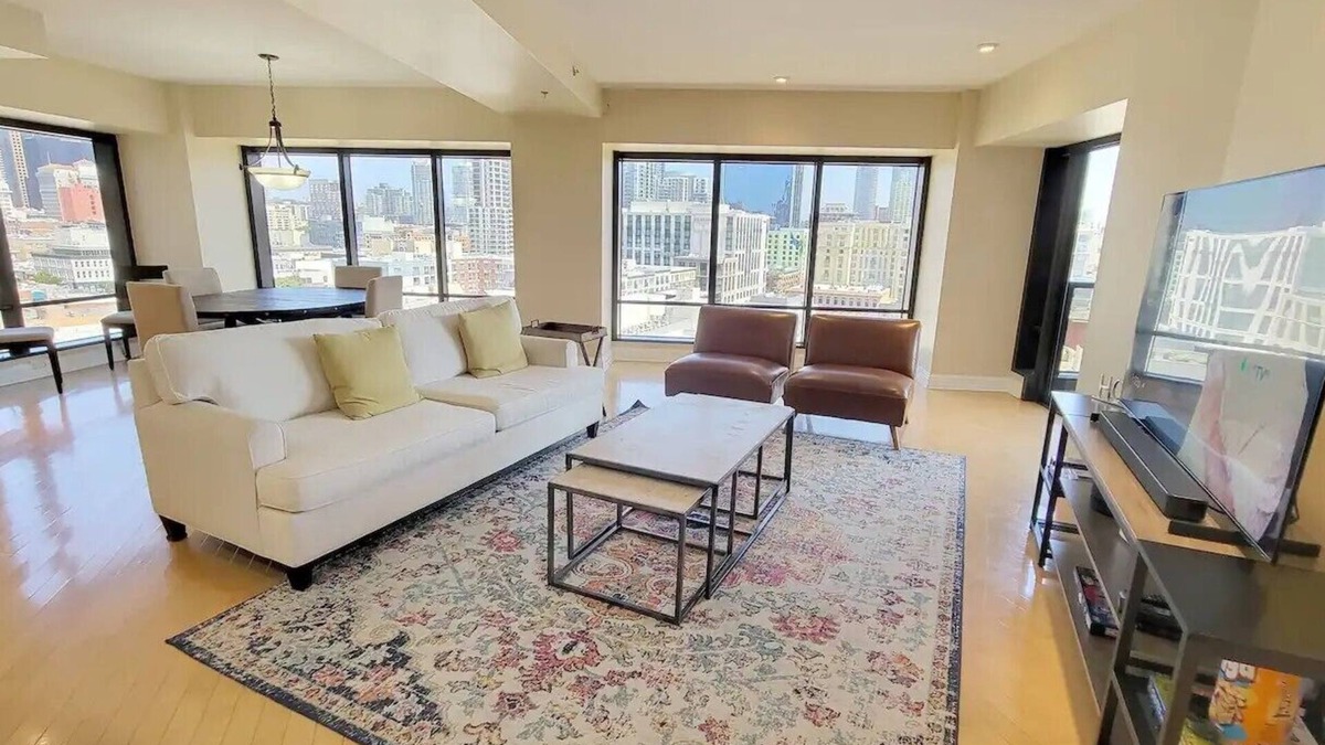 Pacific Terrace Condo | Harbor Club Luxury Condo in the Gaslamp District of downtown San Diego