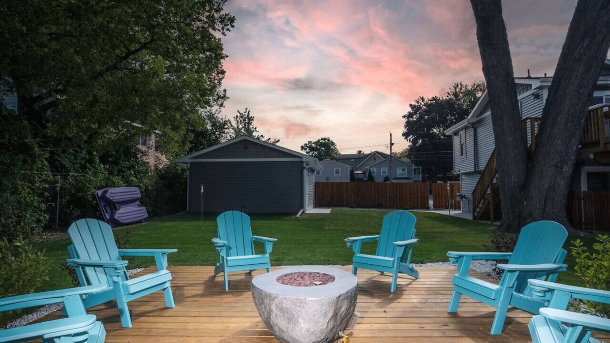 Fox Lake Apartment | Harbor Clubhouse 3Bed 3.5Bath Modern Waterfront with Hot Tub & Pet Friendly