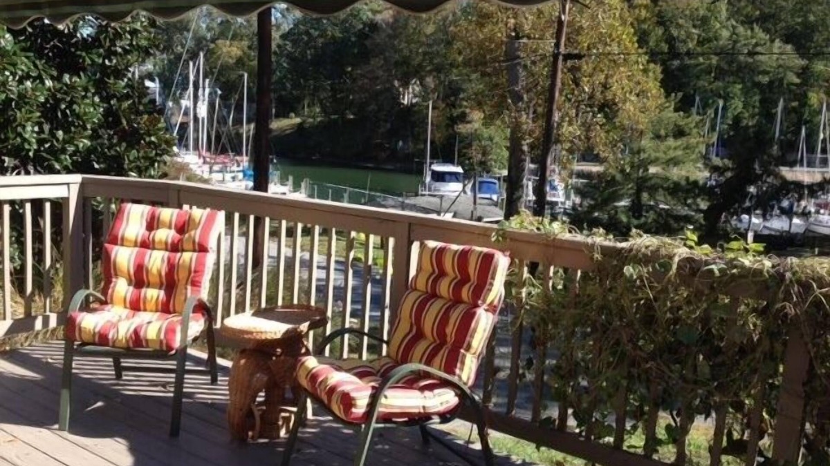 Calvert Beach-Long Beach Cottage | Harbor Cottage at the Chesapeake Bay - Dog Friendly Beach
