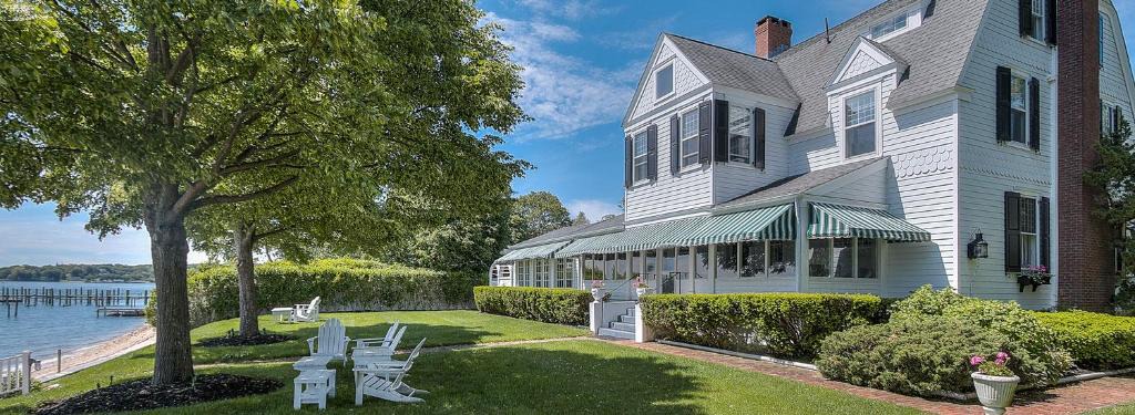 Pipes Cove Bed & Breakfast | Harbor Knoll Bed and Breakfast