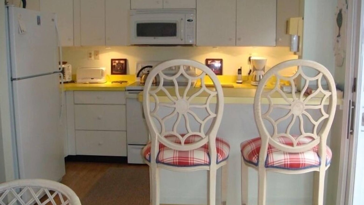 Harbor Springs Condo | Harbor Springs, Bay Street, close to everything! Just steps from Zoll St. Beach.