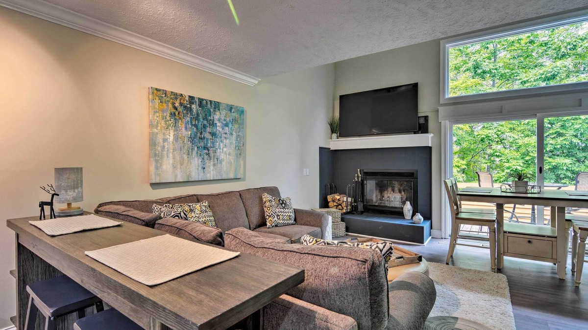 Harbor Springs Condo | Harbor Springs Condo ~ 6 Mi to Lake Michigan!