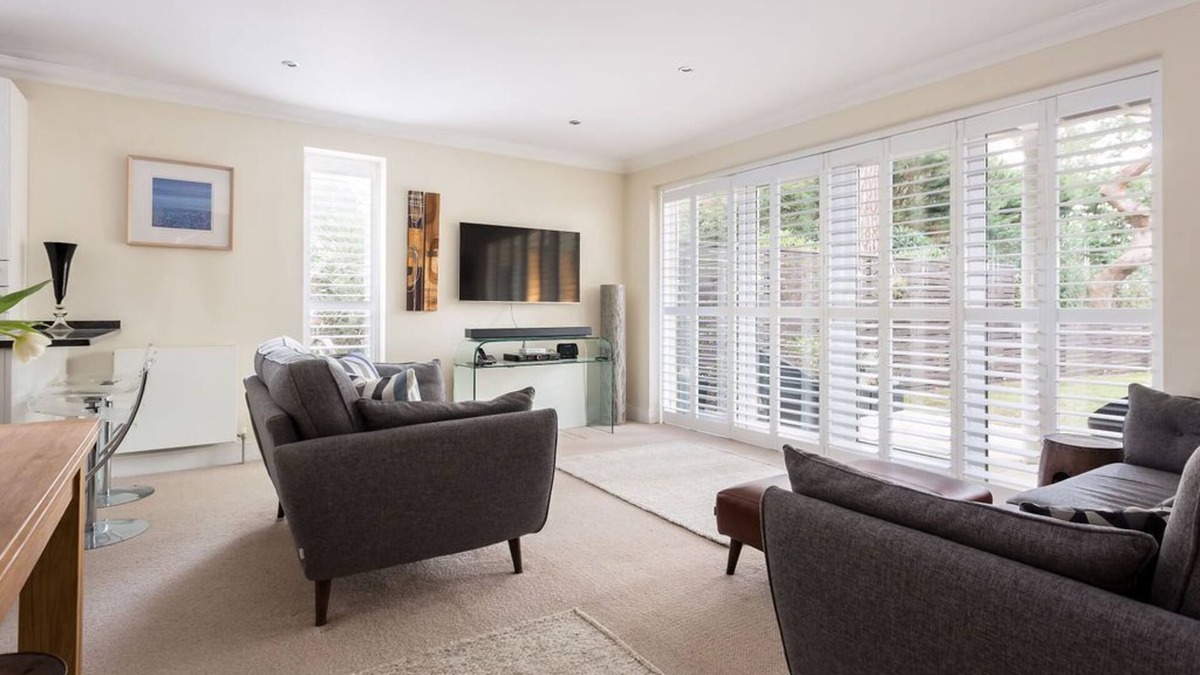 Sandbanks Apartment | Harbour Escapes | Luxury 2 bed Sandbanks Apt with Garden & Beach Hut
